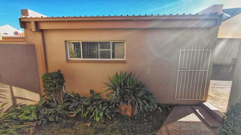 2 Bedroom Property for Sale in Langenhovenpark Free State